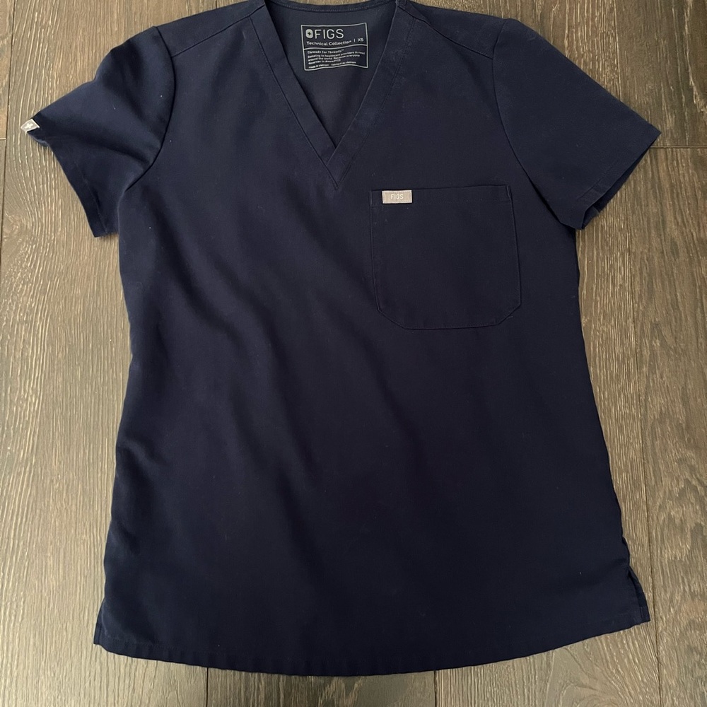 FIGS XS scrub top in navy blue